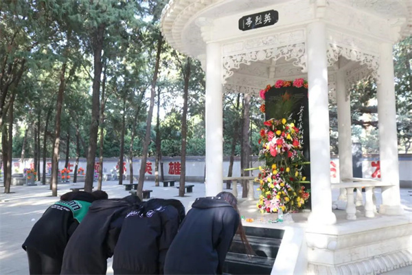 【黨心凝聚，團建生輝】清明祭忠魂，追遠思奮進——保定理工學院經(jīng)濟學院開展徒步祭掃烈士陵園活動