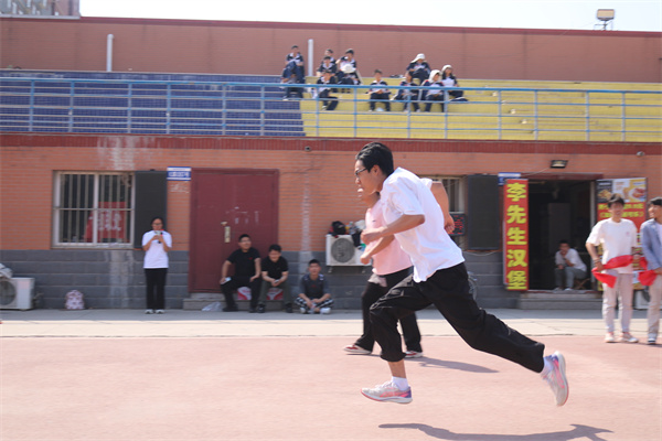 【健行賽場(chǎng)，急救先鋒】“康”體賦能展活力 “經(jīng)”英逐夢(mèng)共燃情——康復(fù)醫(yī)學(xué)院聯(lián)合經(jīng)濟(jì)學(xué)院共同舉辦4*100M激情接力比賽