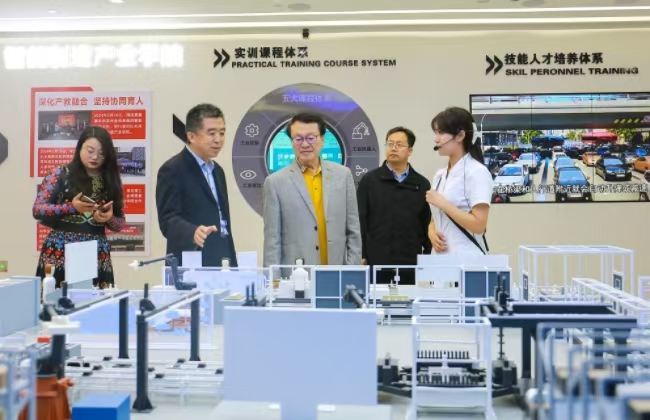 “華人管理教育第一人”余世維教授蒞臨保定理工學(xué)院參觀交流