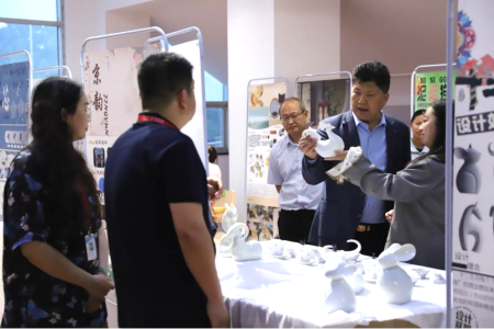 賀陽教育集團(tuán)董事長周虎震 蒞臨藝術(shù)學(xué)院2025屆畢業(yè)作品展參觀指導(dǎo)