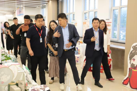 賀陽教育集團(tuán)董事長周虎震 蒞臨藝術(shù)學(xué)院2025屆畢業(yè)作品展參觀指導(dǎo)