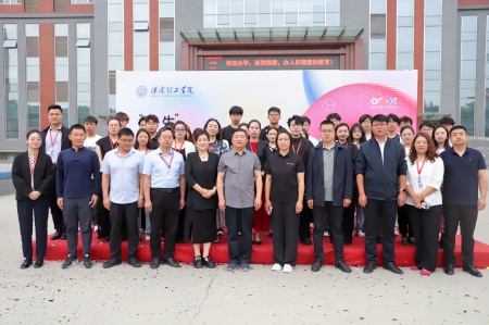 保定理工學(xué)院藝術(shù)學(xué)院2025屆畢業(yè)設(shè)計(jì)作品展盛大開幕，校企共賞藝術(shù)盛宴