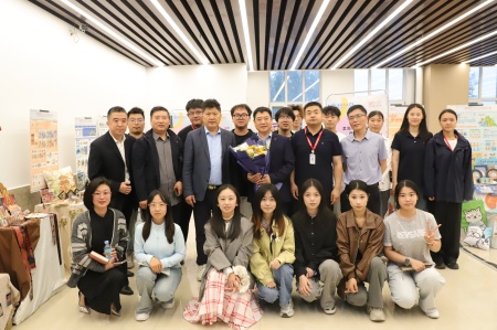 賀陽教育集團(tuán)董事長周虎震 蒞臨藝術(shù)學(xué)院2025屆畢業(yè)作品展參觀指導(dǎo)