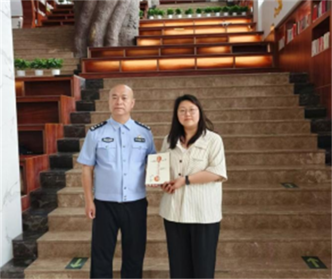 書香傳遞，愛滿保理——李天允警官向我校圖書館捐贈圖書