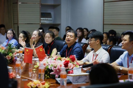 “家校藝站，共赴新程”藝術(shù)學(xué)院2025屆畢業(yè)典禮暨家長接待日?qǐng)A滿舉行